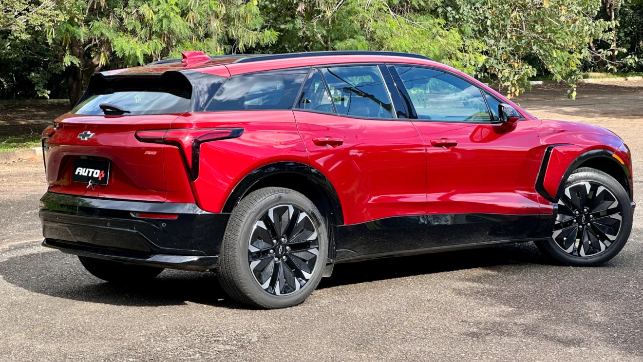 Chevrolet Blazer EV vermelho de traseira em um estacionamento com árvores ao fundo