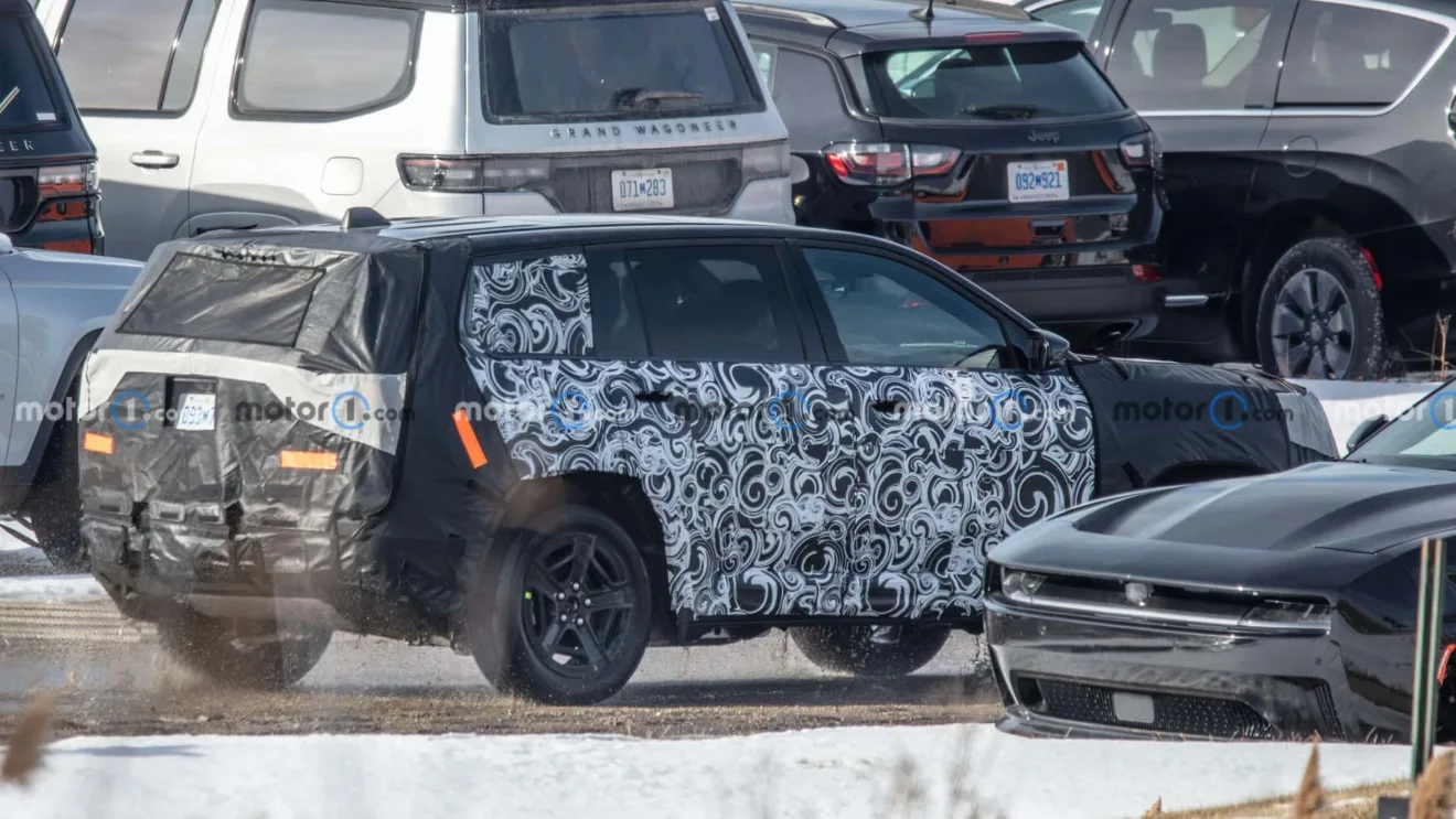 Novo SUV da Jeep camuflado de preto e branco e visto de trás