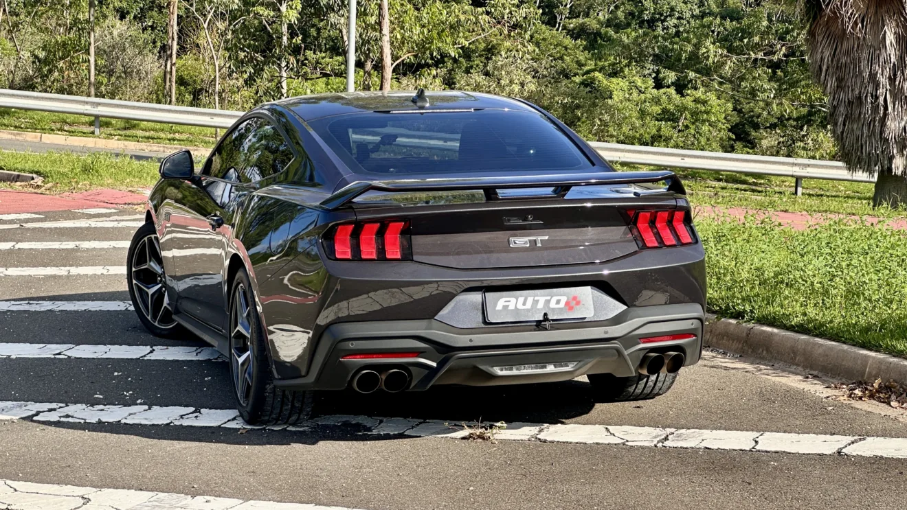 Ford Mustang GT cinza de traseira em uma curva