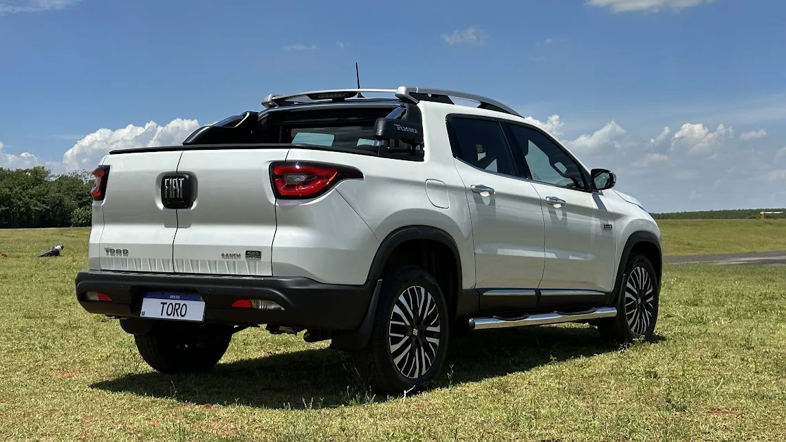 Fiat Toro Ranch 2.2 branca parada de traseira na grama