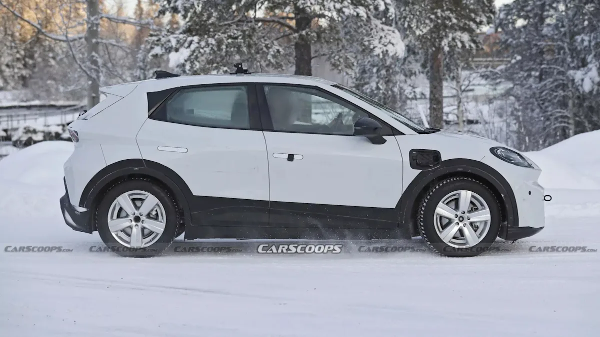 Cupra Raval branco de lateral com camuflagem andando na neve