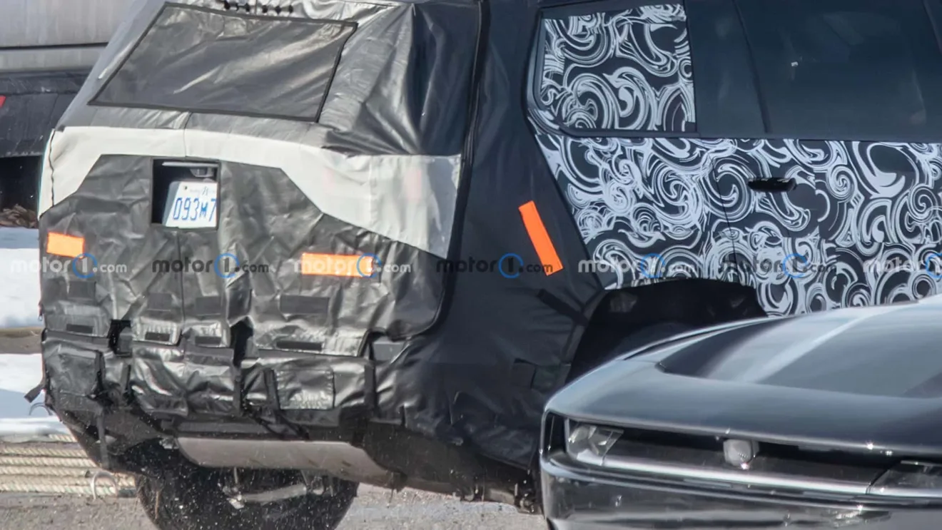 Novo SUV da Jeep camuflado de preto e branco e visto de trás