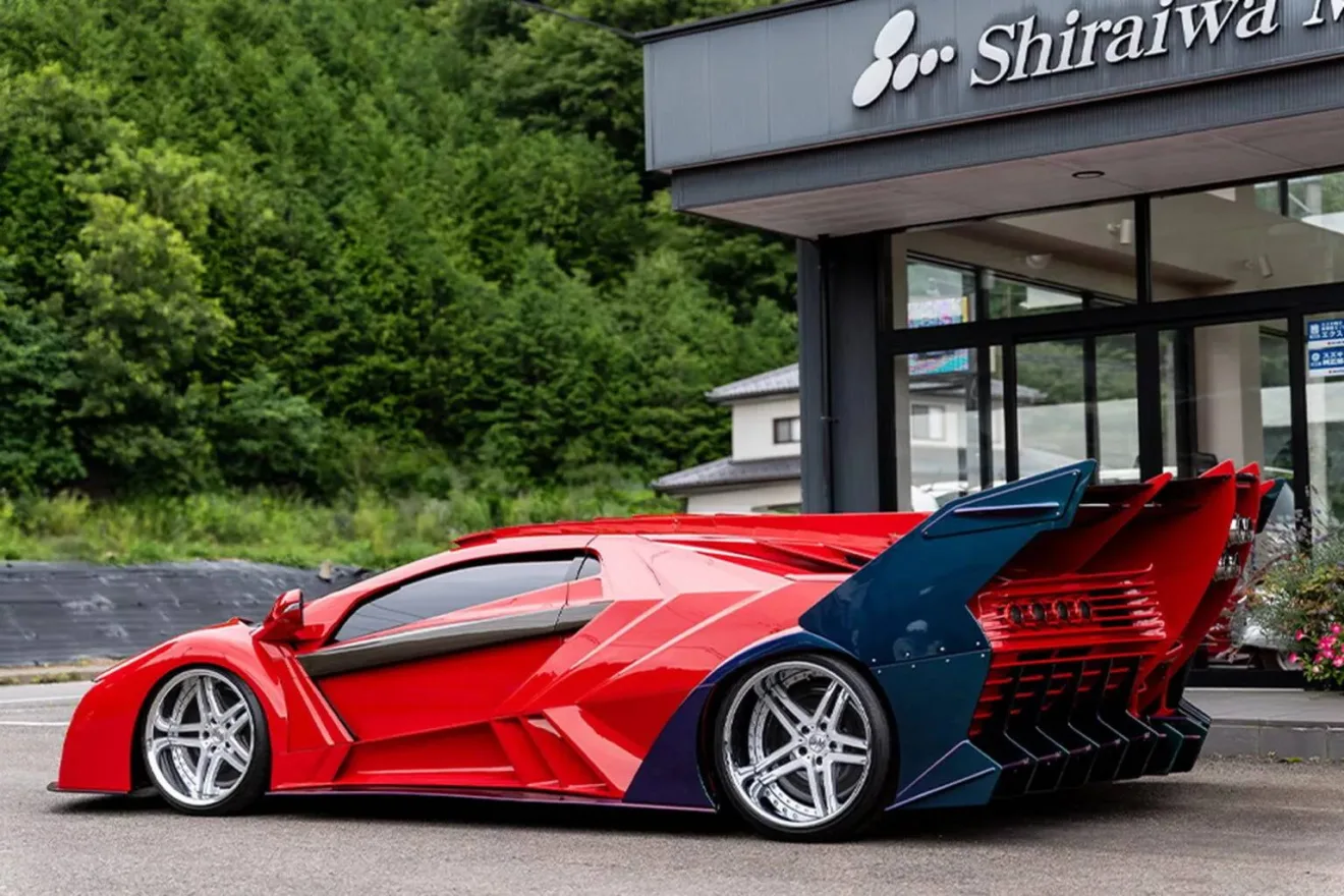 Lamborghini Diablo modificado vermelho parado de lateral com fachada ao fundo