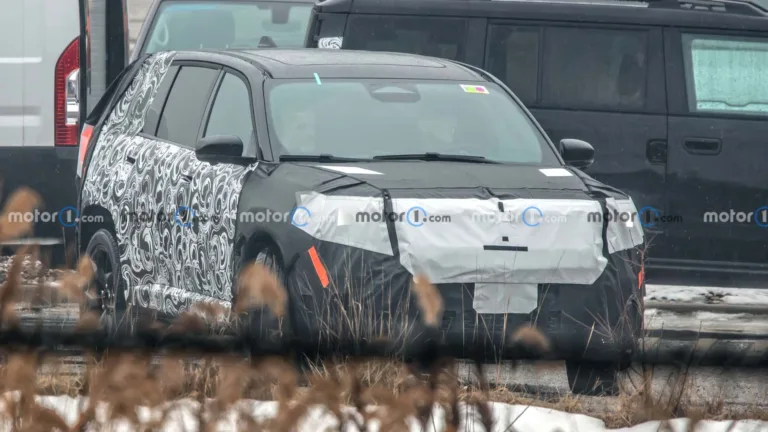 Novo SUV da Jeep camuflado de preto e branco e visto de frente