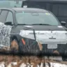 Novo SUV da Jeep camuflado de preto e branco e visto de frente