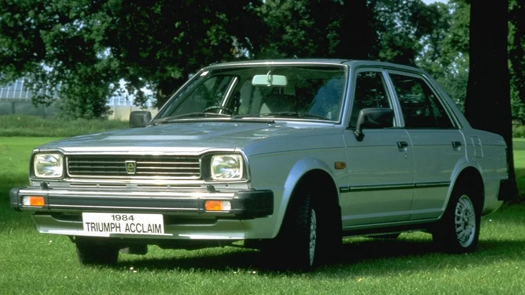 Triumph Acclaim prata de frente em um gramado