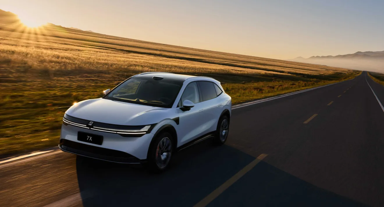 Zeekr 7X branco de frente andando na estrada