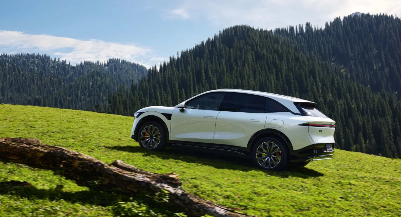 Zeekr 7X branco parado de traseira no alto da montanha é um dos carros que á utilizam a nova bateria da CATL