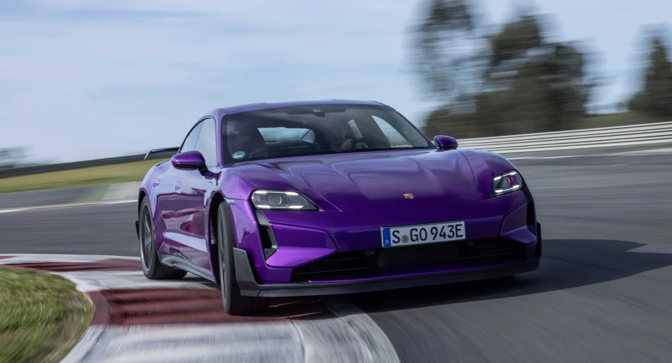 Porsche Taycan Turbo GT Pacote Weissach roxo andando na pista