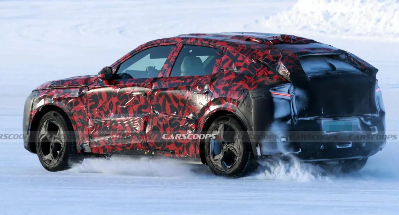 Novo Alfa Romeo Stelvio camuflado de traseira andando na neve