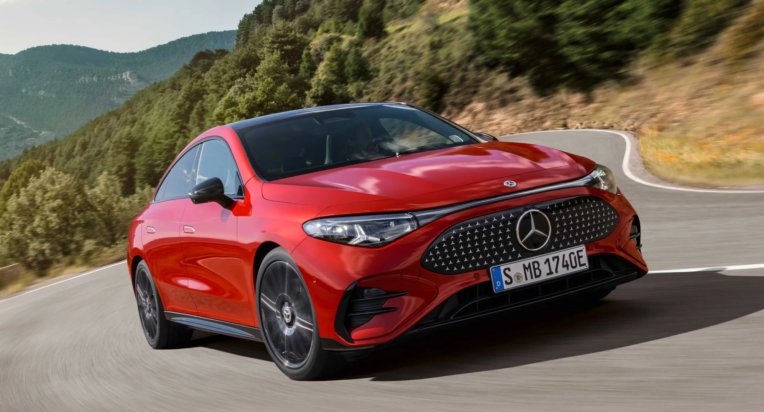 Novo Mercedes-Benz CLA vermelho de frente andando na estrada