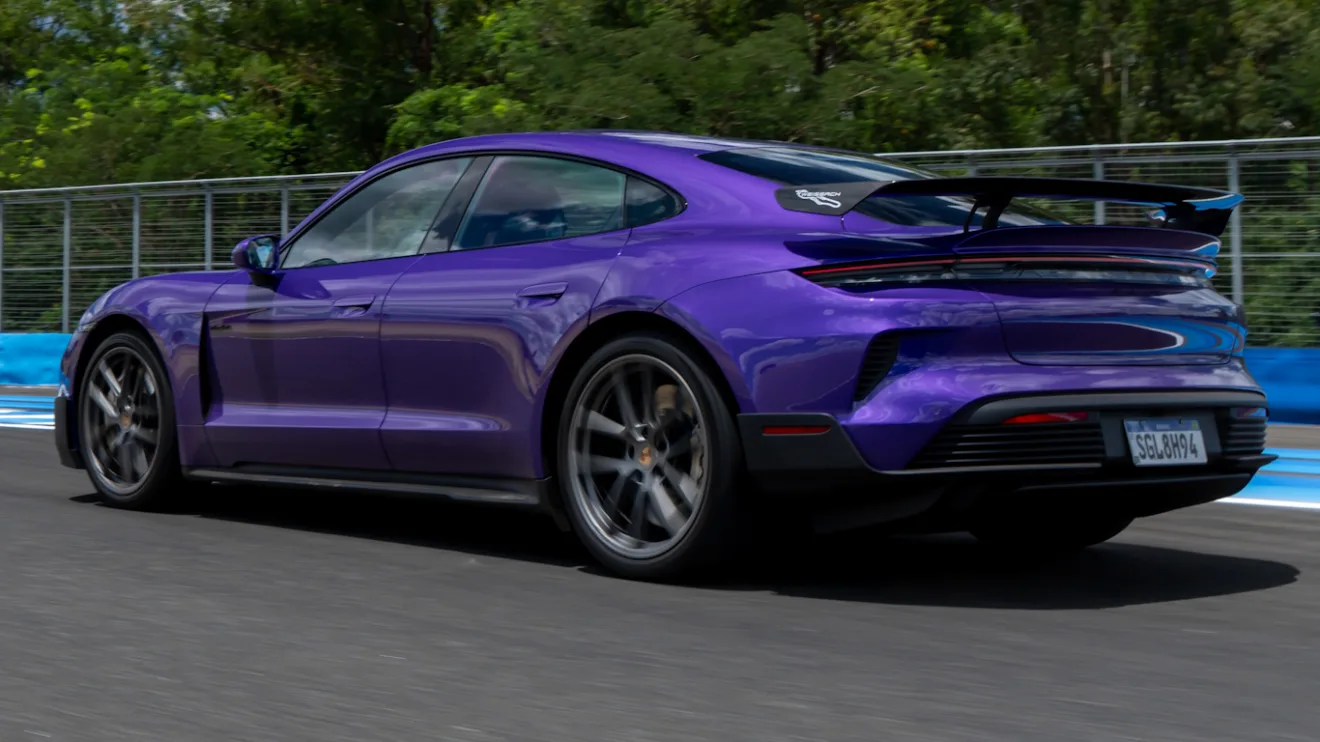 Porsche Taycan Turbo GT com Pacote Weissach roxo, visto de trás