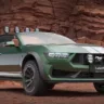 Shelby GT350 verde modificado para o off-road parado de frente