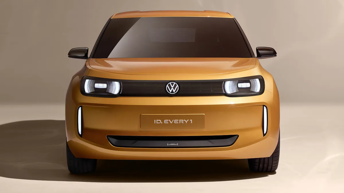 Volkswagen ID.Every1 dourado de frente