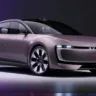 Protótipo do AUDI E Concept levemente roxo, com faróis acesos e visto de frente