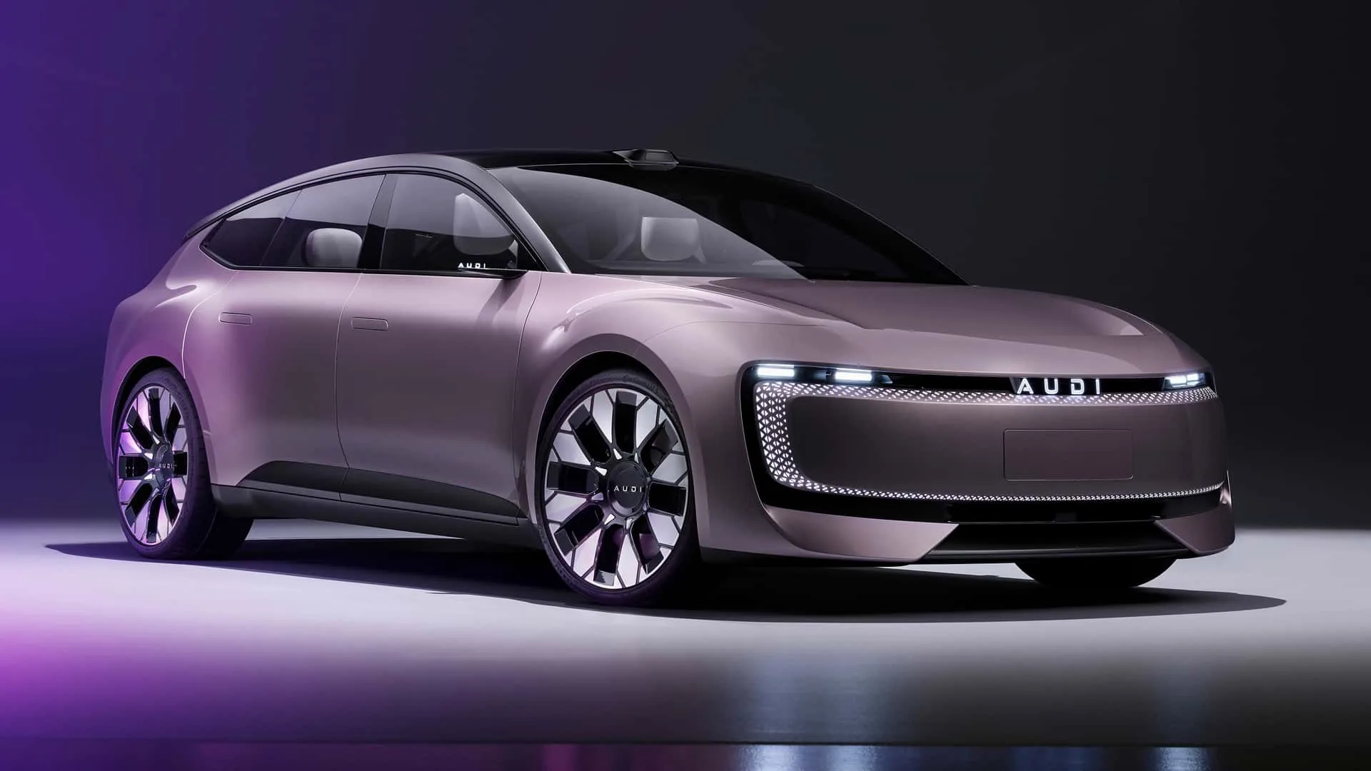 Protótipo do AUDI E Concept levemente roxo, com faróis acesos e visto de frente