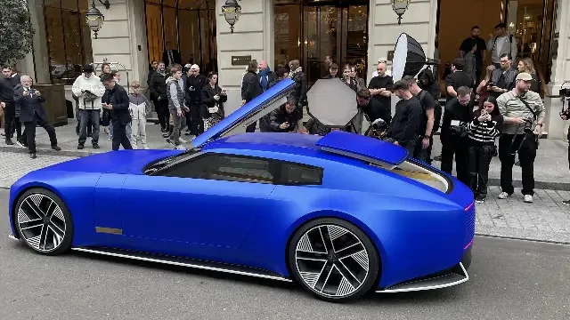 Imagem mostra carro azul em evento de moda na cidade luz