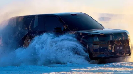 Zeekr 9X Grand camuflado de preto, andando na neve e visto de frente