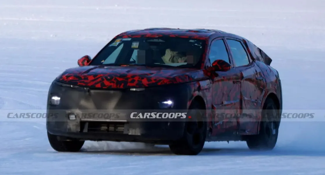 Novo Alfa Romeo Stelvio camuflado de frente andando na neve