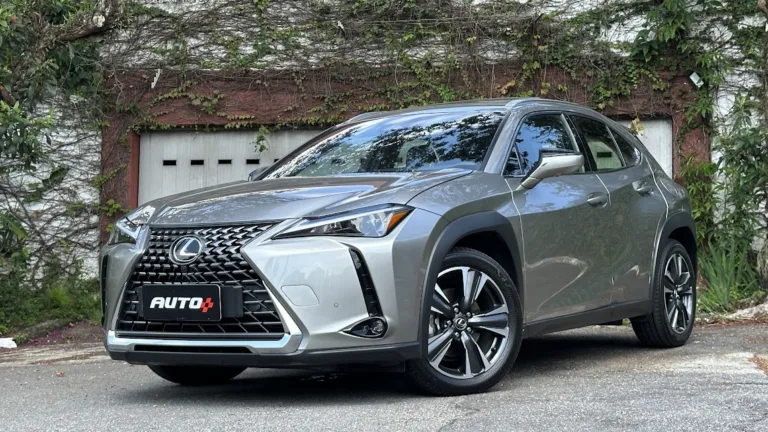 Lexus UX 300h cinza parado de frente com casa ao fundo