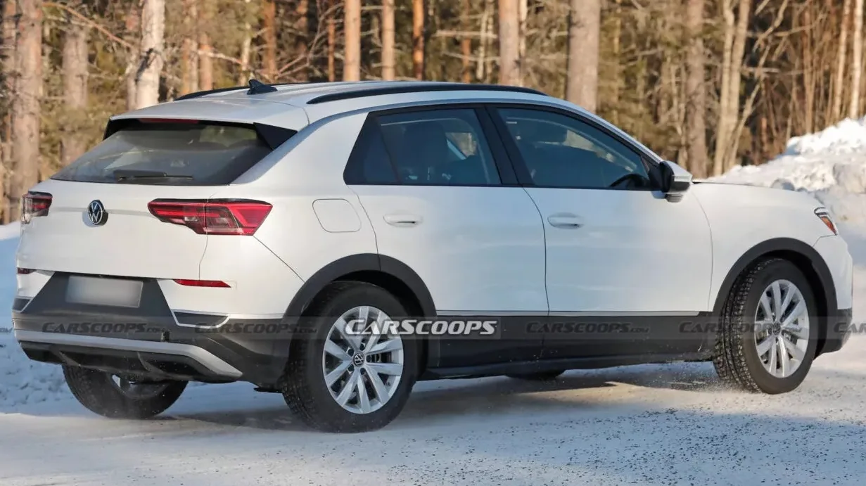 Protótipo do novo Volkswagen T-Roc branco com partes pretas e visto lateralmente