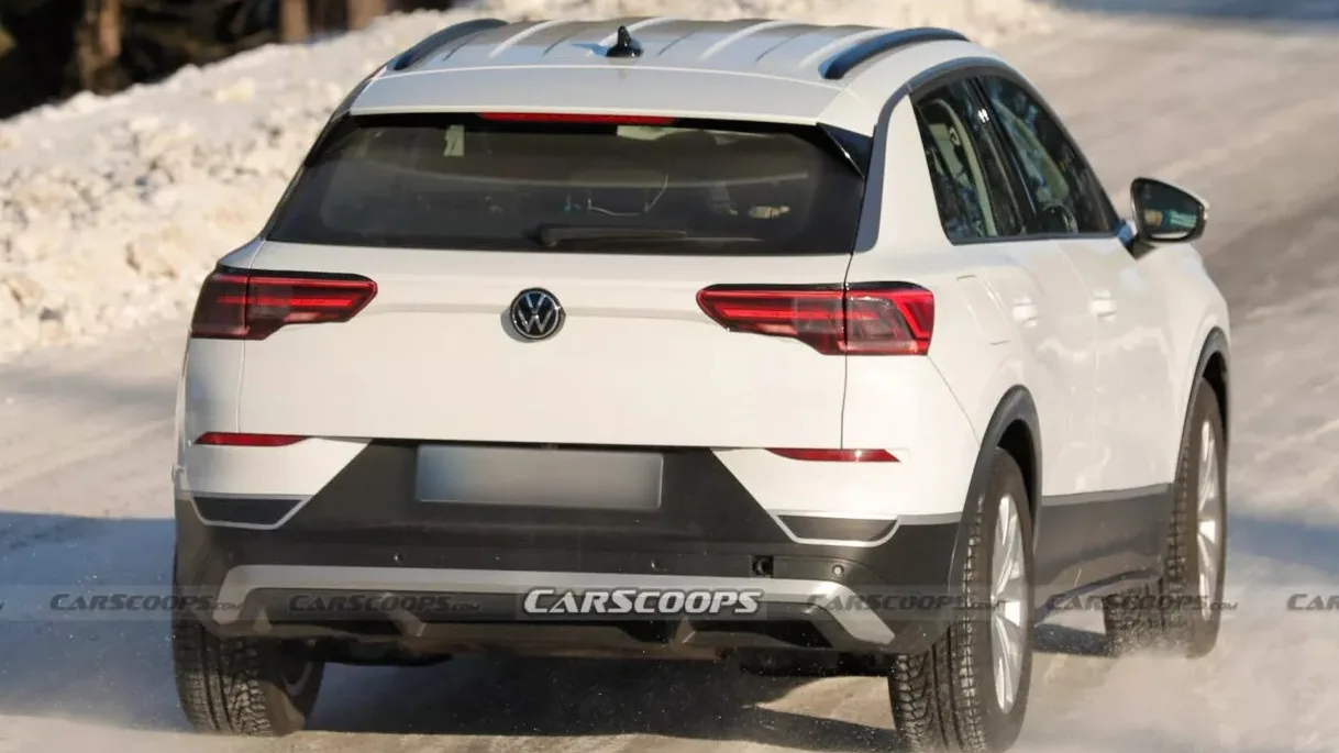 Protótipo do novo Volkswagen T-Roc branco com partes pretas e visto de trás