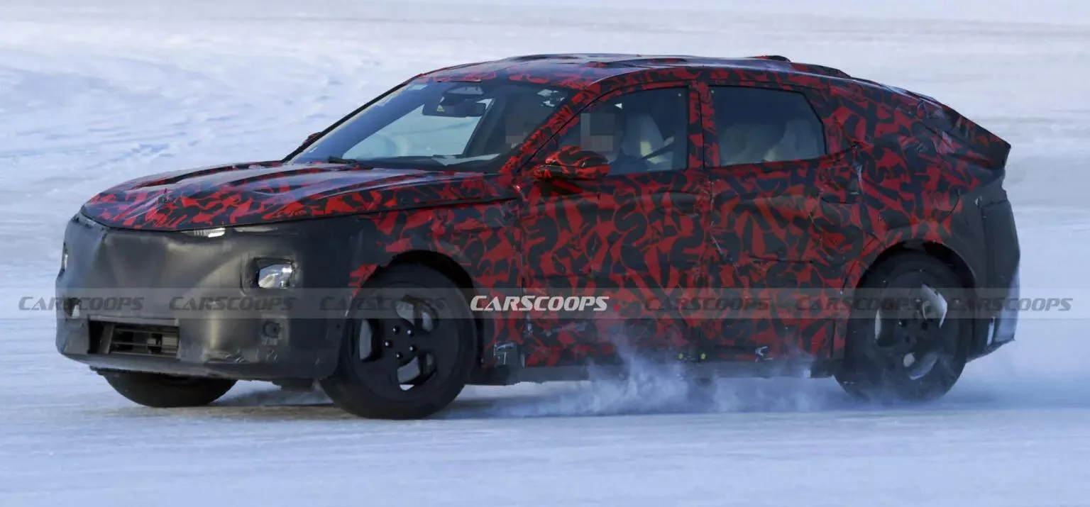 Novo Alfa Romeo Stelvio camuflado de frente andando na neve