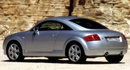 Audi TT Coupé prata de traseira com montanha ao fundo