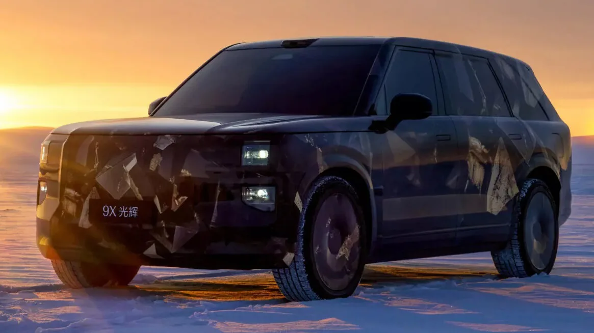 Zeekr 9X Grand camuflado de preto, com faróis acesos, parado na neve e visto de frente