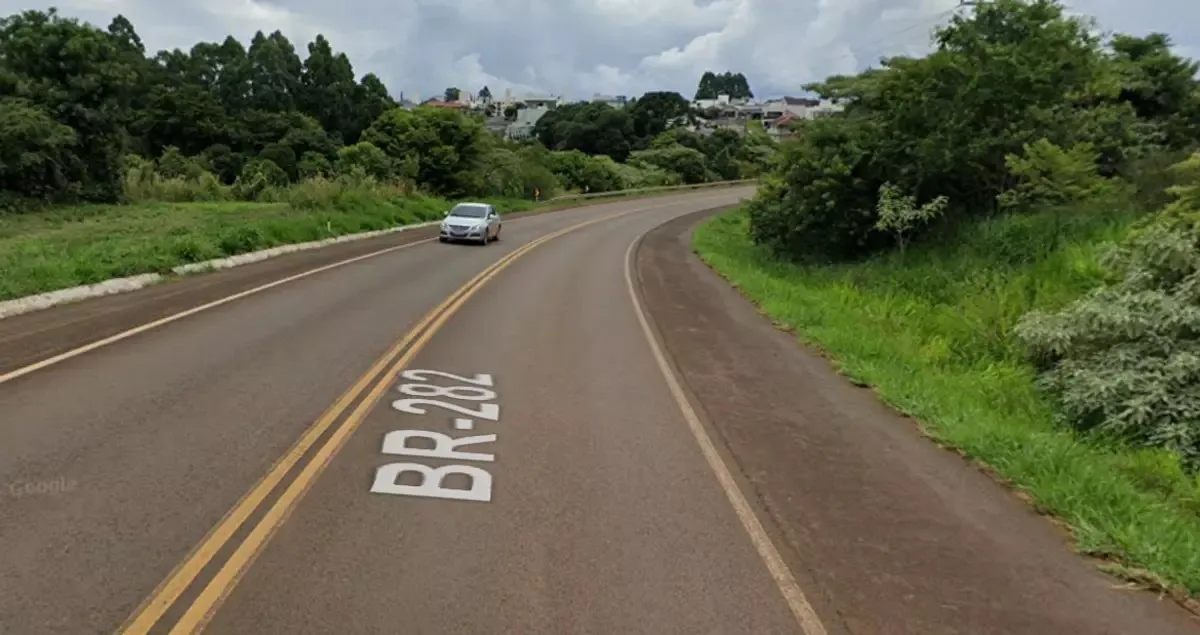 Trecho da BR-282 com um carro na pista, visto de frente