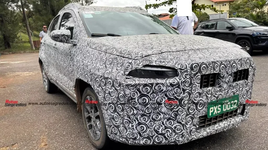 Fiat Pulse reestilizado, camuflado de preto e branco e visto de frente