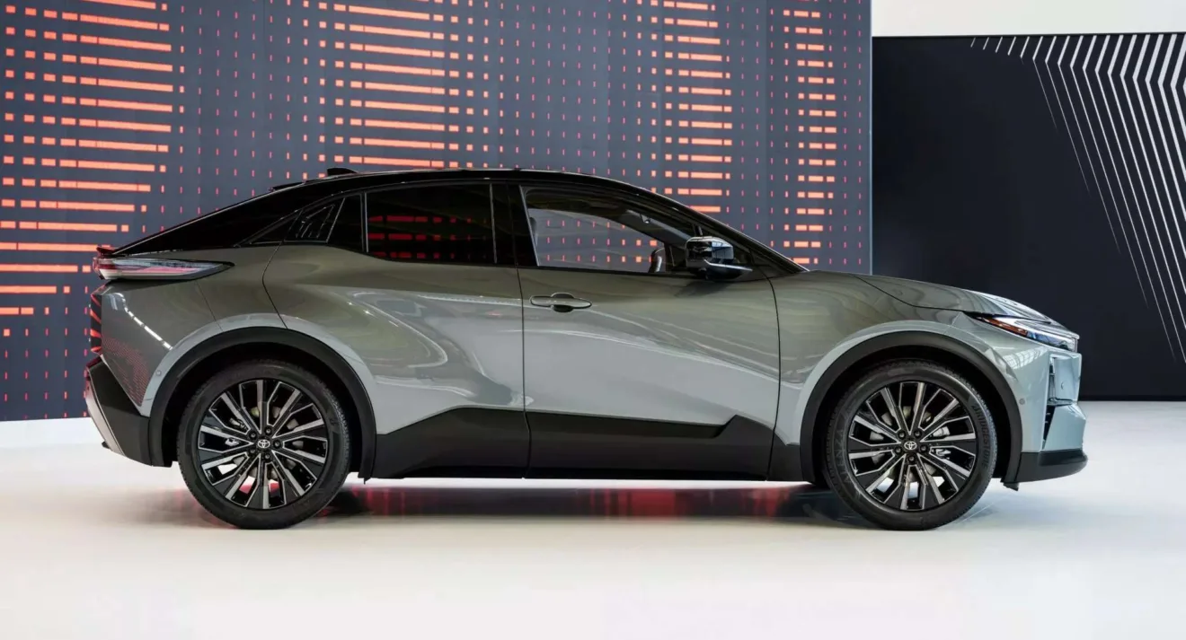 Toyota C-HR+ verde parado de lateral