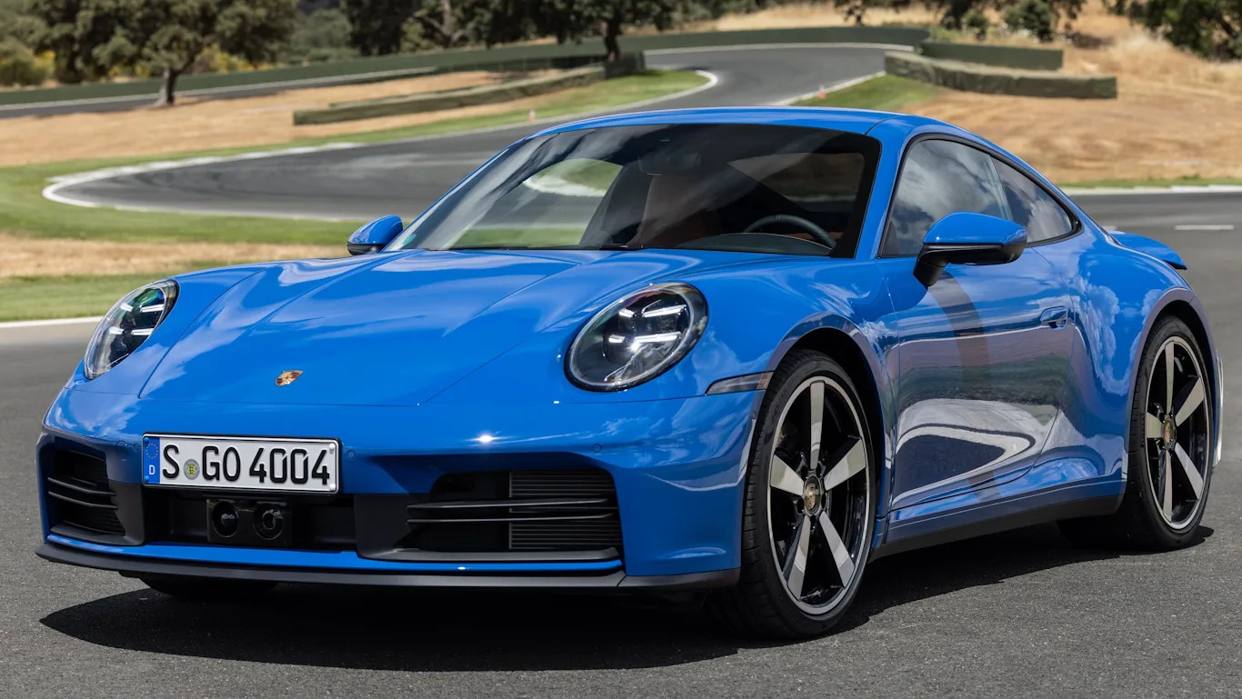 Novo Porsche 911 Carrera Coupé azul, visto de frente e parado em pista