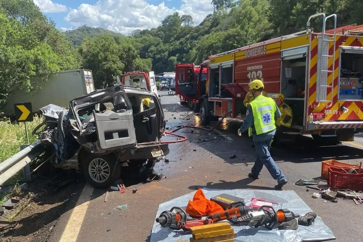 Acidente grave na BR-282 com Ford Ecosport destruído e caminhão dos bombeiros ao lado