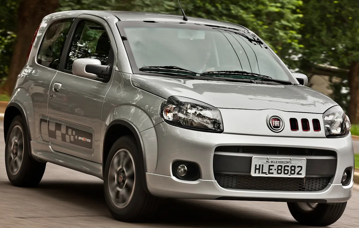 Fiat Uno Sporting duas portas prata de frente andando rápido