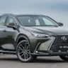 Lexus NX450h+ verde de frente em um fundo genérico