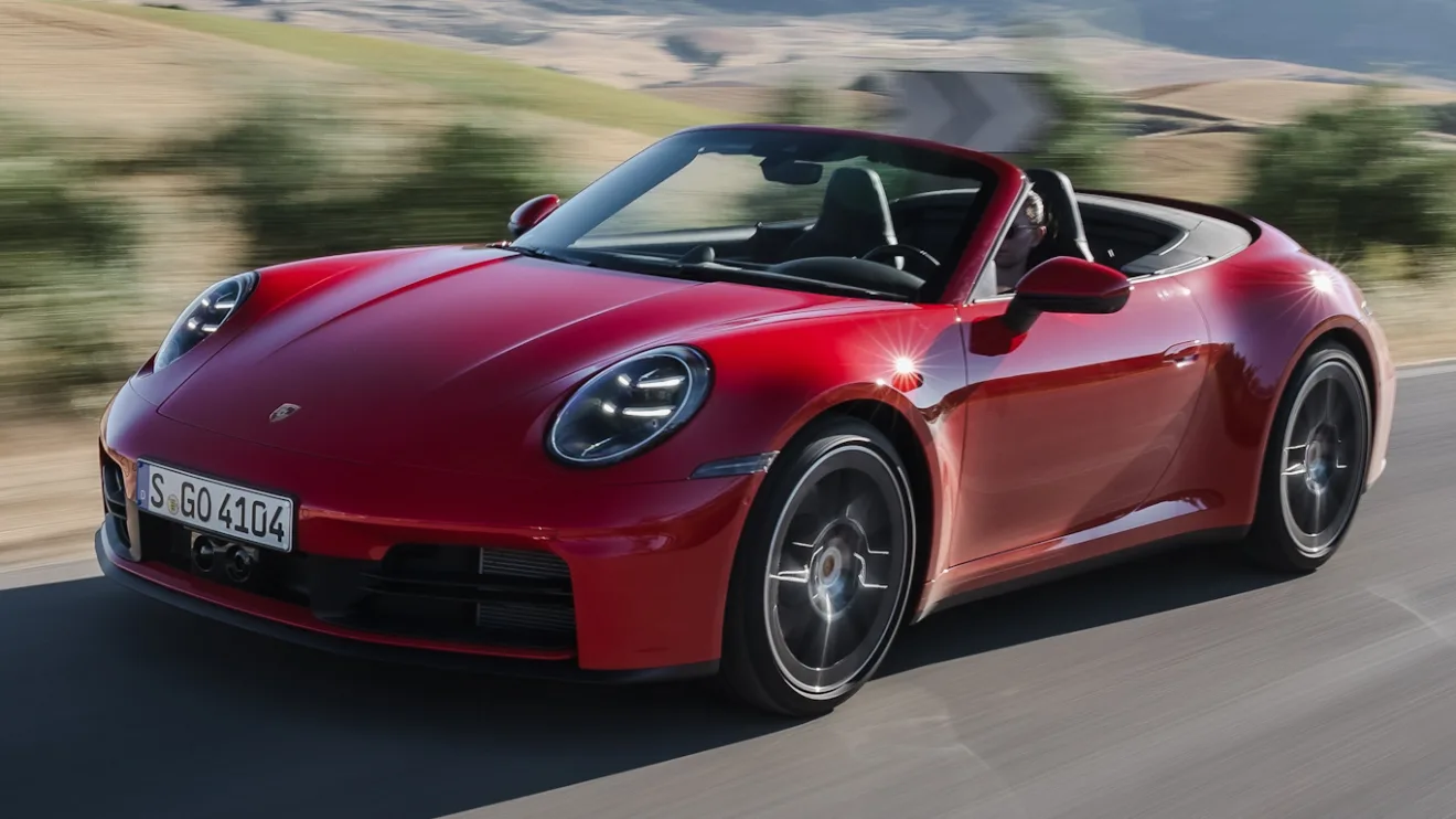 Novo Porsche 911 Carrera Cabriolet vermelho, visto de frente e andando em pista