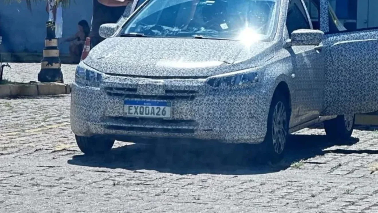 Chevrolet Onix reestilizado, camuflado e visto de frente