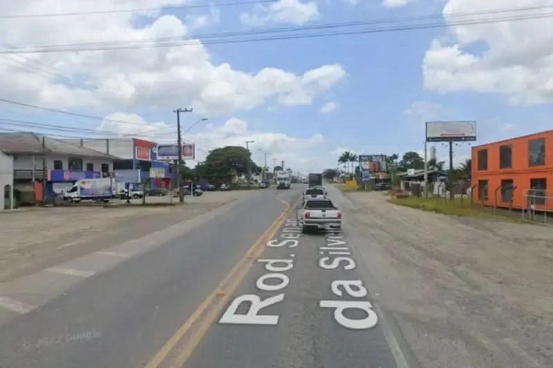 Trecho da BR-280, visto de frente, com carros ao redor