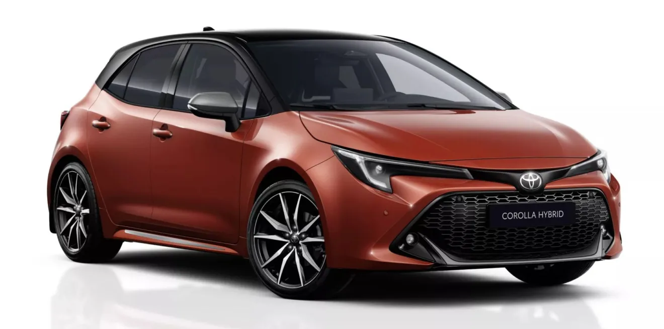 Toyota Corolla laranja parado de frente com fundo branco