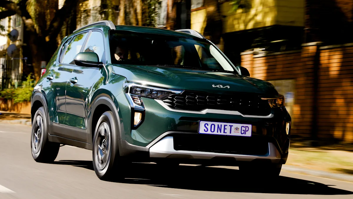 Kia Sonet verde de frente