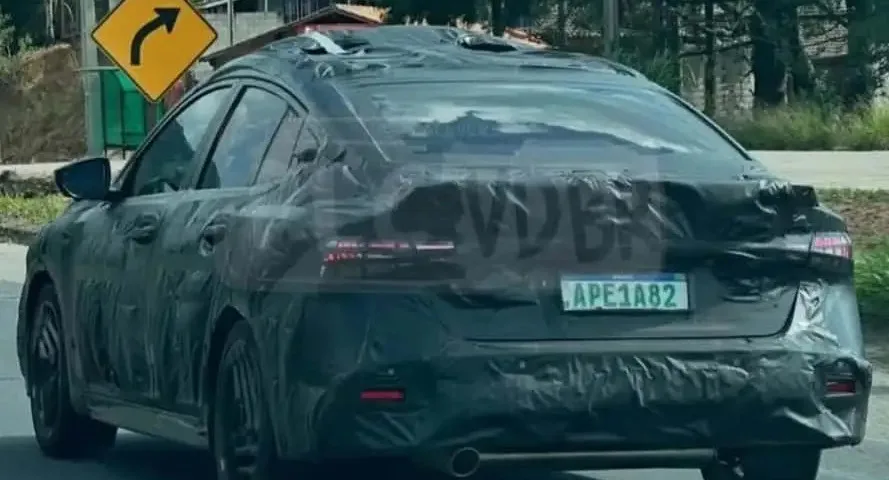 Novo Nissan Sentra 2026 rodando camuflado no Brasil de traseira