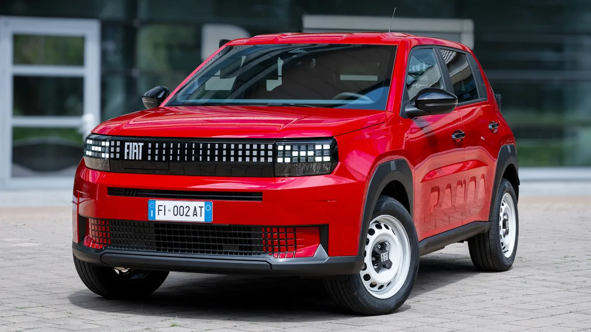 novo Fiat Uno / fiat grande panda vermelho de frente estacionado