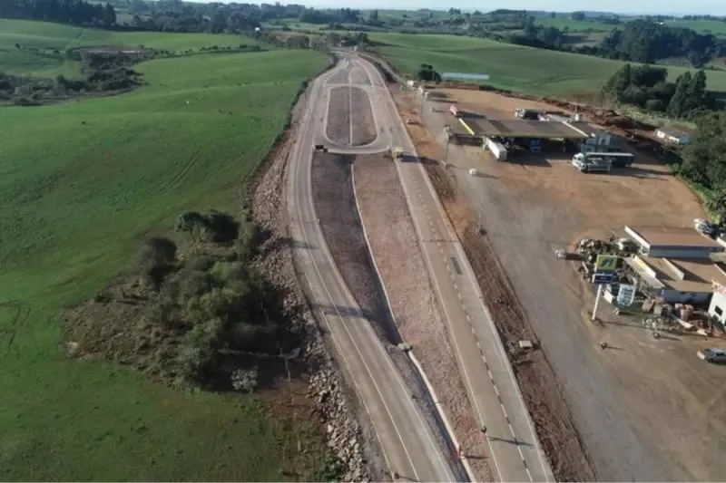 Trecho em obras da BR-163 visto de cima e com mato ao redor