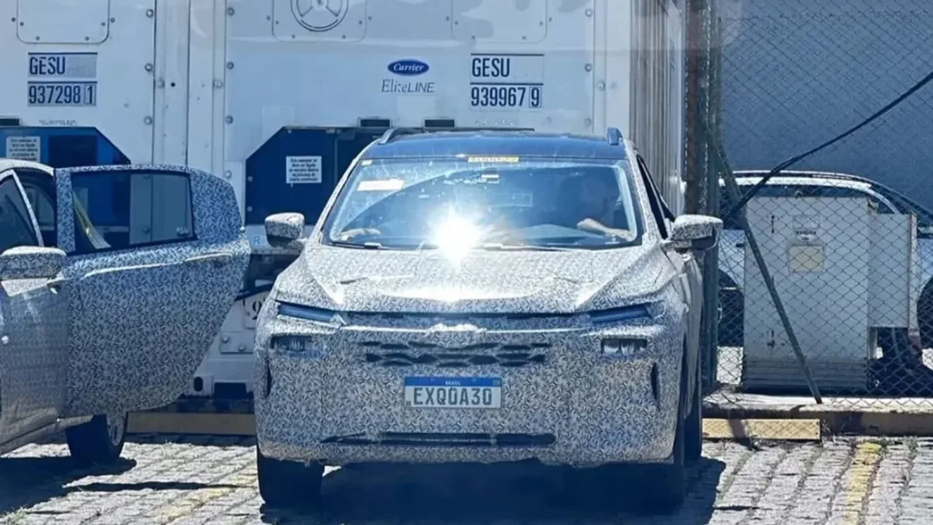 Chevrolet Tracker reestilizado, camuflado e visto de frente