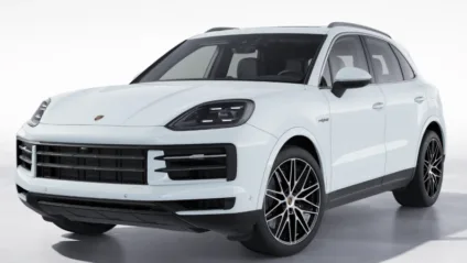 Porsche Cayenne e-Hybrid PHEV branco com detalhes pretos, visto de frente e com fundo claro