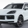 Porsche Cayenne e-Hybrid PHEV branco com detalhes pretos, visto de frente e com fundo claro