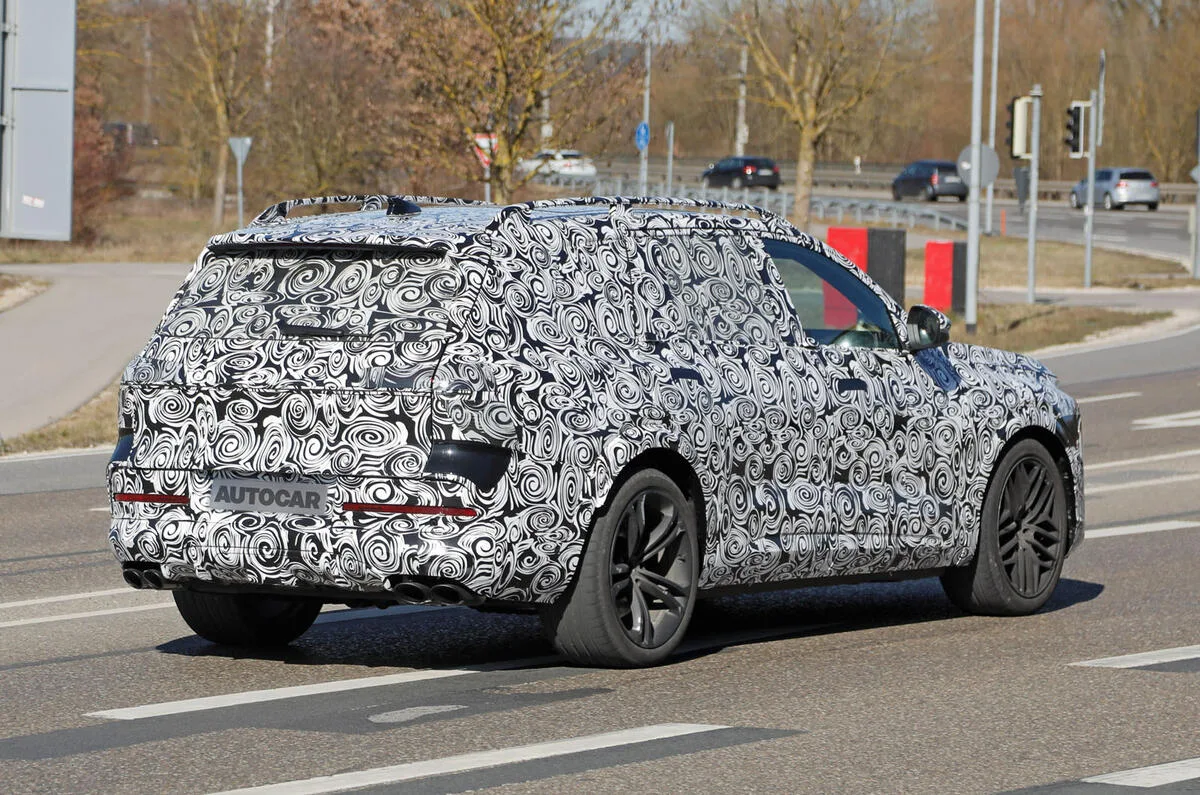 Novo SUV Audi Q9 camuflado de traseira andando na estrada 