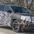 Novo SUV da Jeep camuflado de preto e branco e visto de frente