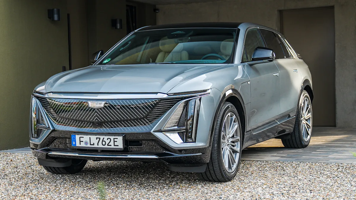 Cadillac Lyriq prata de frente em uma garagem